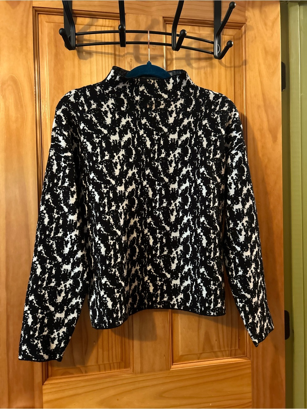 Philosophy Black and White Patterned Long Sleeve Top